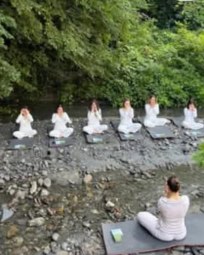 Sapanca kampında dere kenarında mat pilates