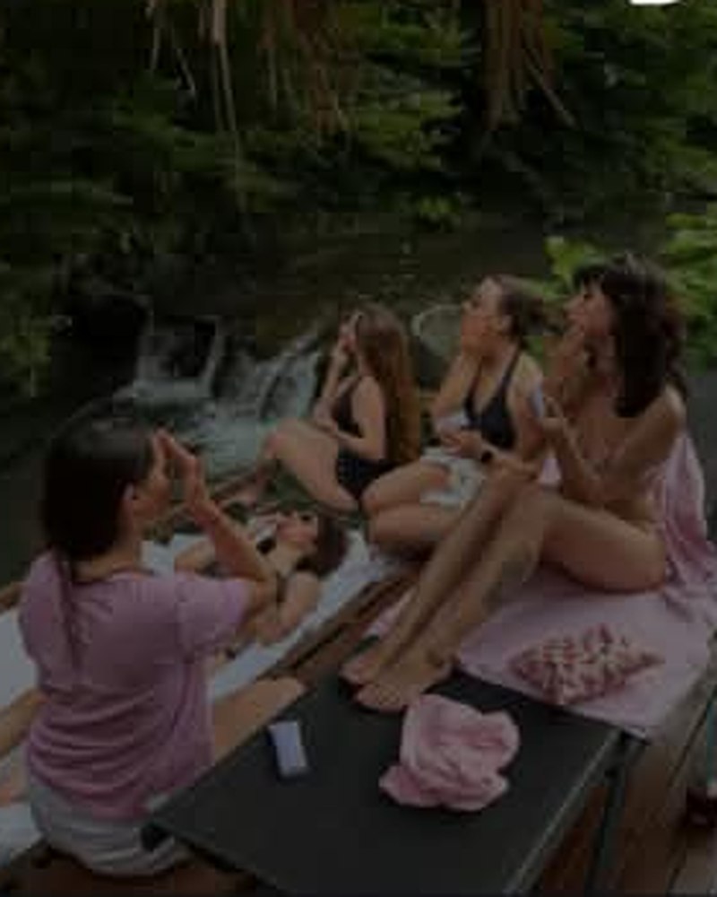 Sapanca kampında şelale başında dinlenen grup
