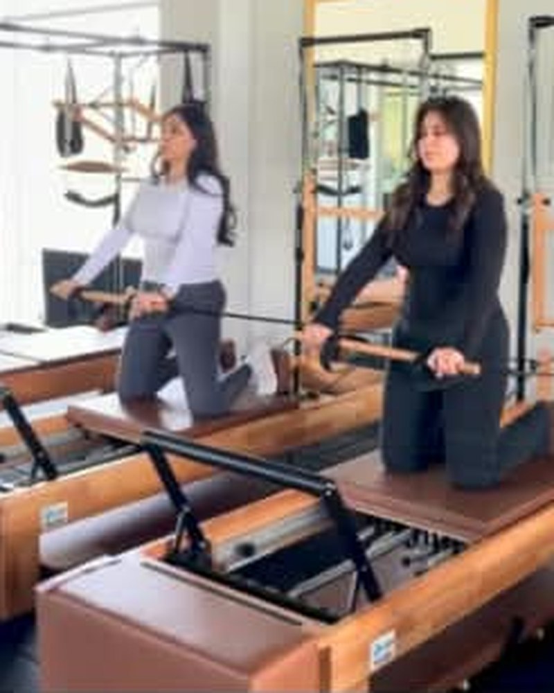 Granola Pilates stüdyosunda reformer yataklarında ikili çalışma